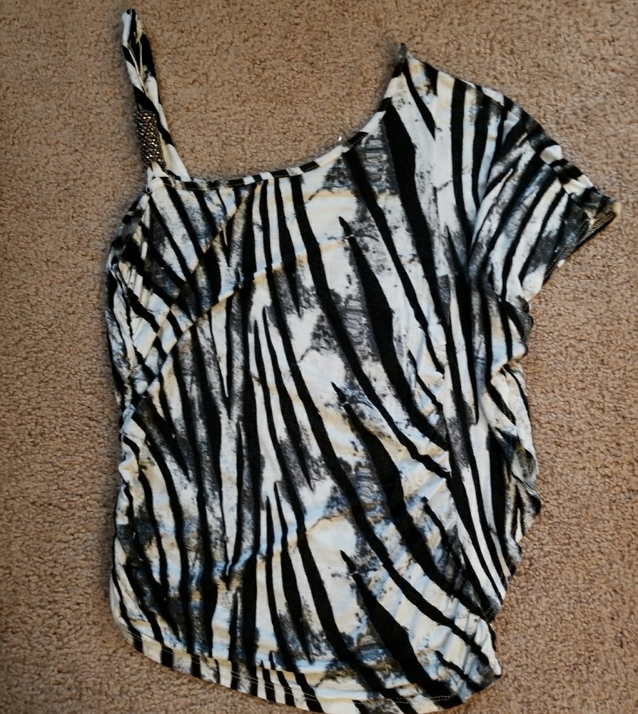 One shoulder shirt.